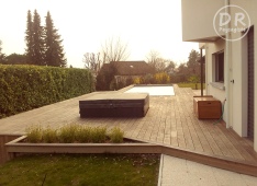 Jaccuzzi fermé + piscine + terrasse en bois